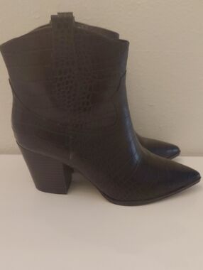 New Gibson Latimer Black Croc-Embossed Pointed  Cowboy Ankle Boots